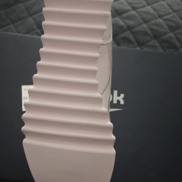 Reebok sneakers women size 6 n 7 - Picture 2 of 5